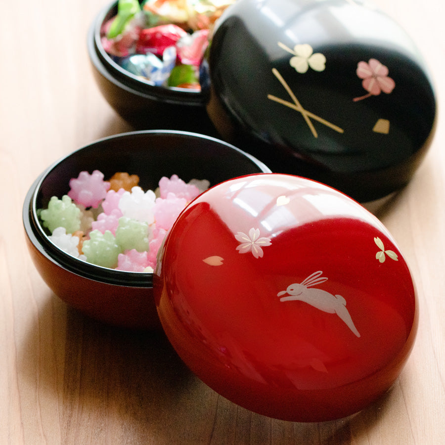 Bonbon container, lacquered candy box, bonbonniere
