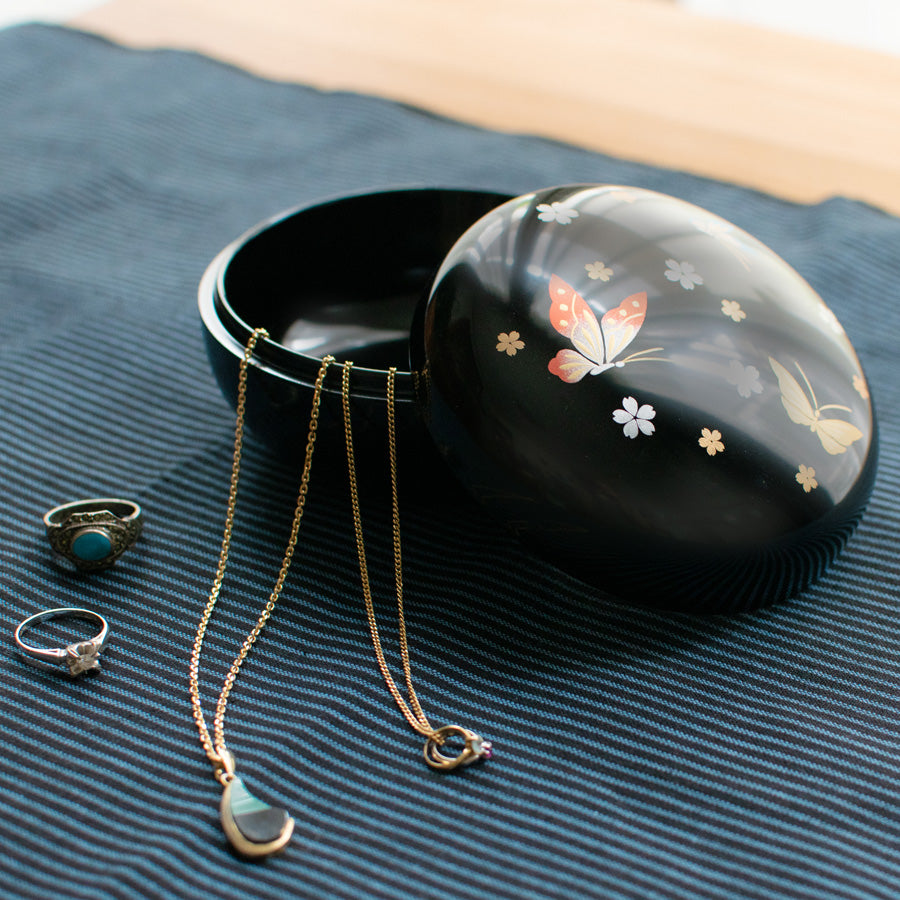 Bonbon container, lacquered candy box, bonbonniere